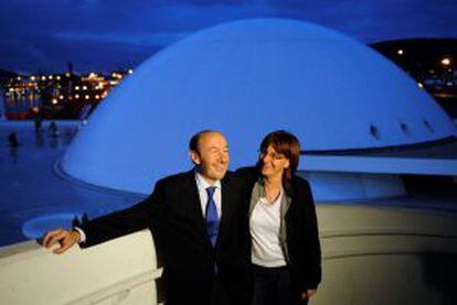 Rubalcaba y la alcaldesa de Avilés, Pilar Varela, ayer en el centro cultural Oscar Niemeyer.