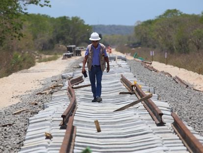 Trabajadores colocan durmientes y rieles en el tramo 3 de la ruta del Tren Maya, Calkiní-Izamal, en esta fotografía del 30 de abril de 2022.