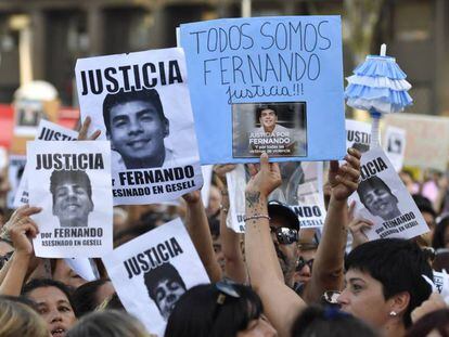 Manifestantes portan fotos de Fernando Báez, asesinado a golpes hace un mes por un grupo de 10 jugadores de rugby a la salida de una discoteca.