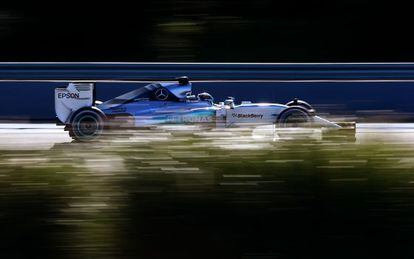 Lewis Hamilton pilotando su monoplaza en el Circuito de Jerez.