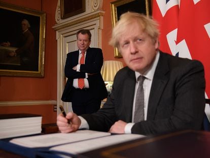 Boris Johnson, en primer plano, con David Frost, el 30 de diciembre de 2020.