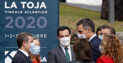 El presidente del Gobierno Pedro Sánchez, saluda al presidente de castilla-La Mancha, Emiliano García Page (i), el presidente de la junta de Andalucía, Juan Manuel Moreno (2i), el presidente de la Xunta, Alberto Núñez Feijóo (d), y la diputada del PP Ana Pastor (i) a su llegada a la clausura del Foro La Toja 2020, esta mañana en la isla de La Toja, en O Grove (Pontevedra).