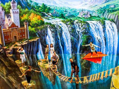 Varias personas posan en una pintura 3D expuesta en el museo Art in Paradise de Bangkok, Tailandia.