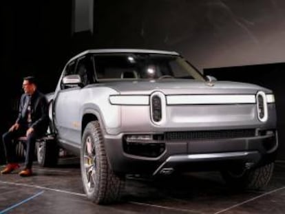 R.J. Scaringe, CEO de Rivian, presentando su modelo R1T.