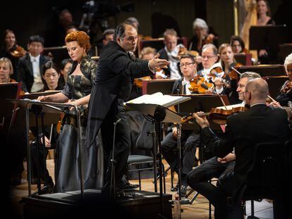 La mezzosoprano Ekaterina Gubanova (de pie a la izquierda), el director Tugan Sokhiev (en el centro) y músicos de la Filarmónica de Múnich, el pasado viernes en Leipzig.