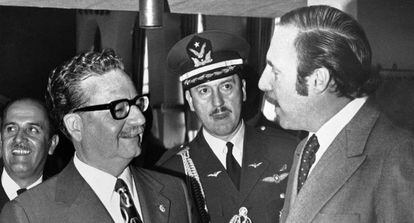 Salvador Allende habla con el embajador Orlando Letelier