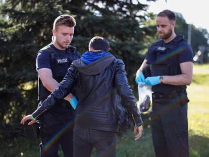 Un presunto migrante ilegal es registrado tras ser detenido por la policía alemana en la frontera germano-polaca, el 20 de septiembre en Forst (Alemania).