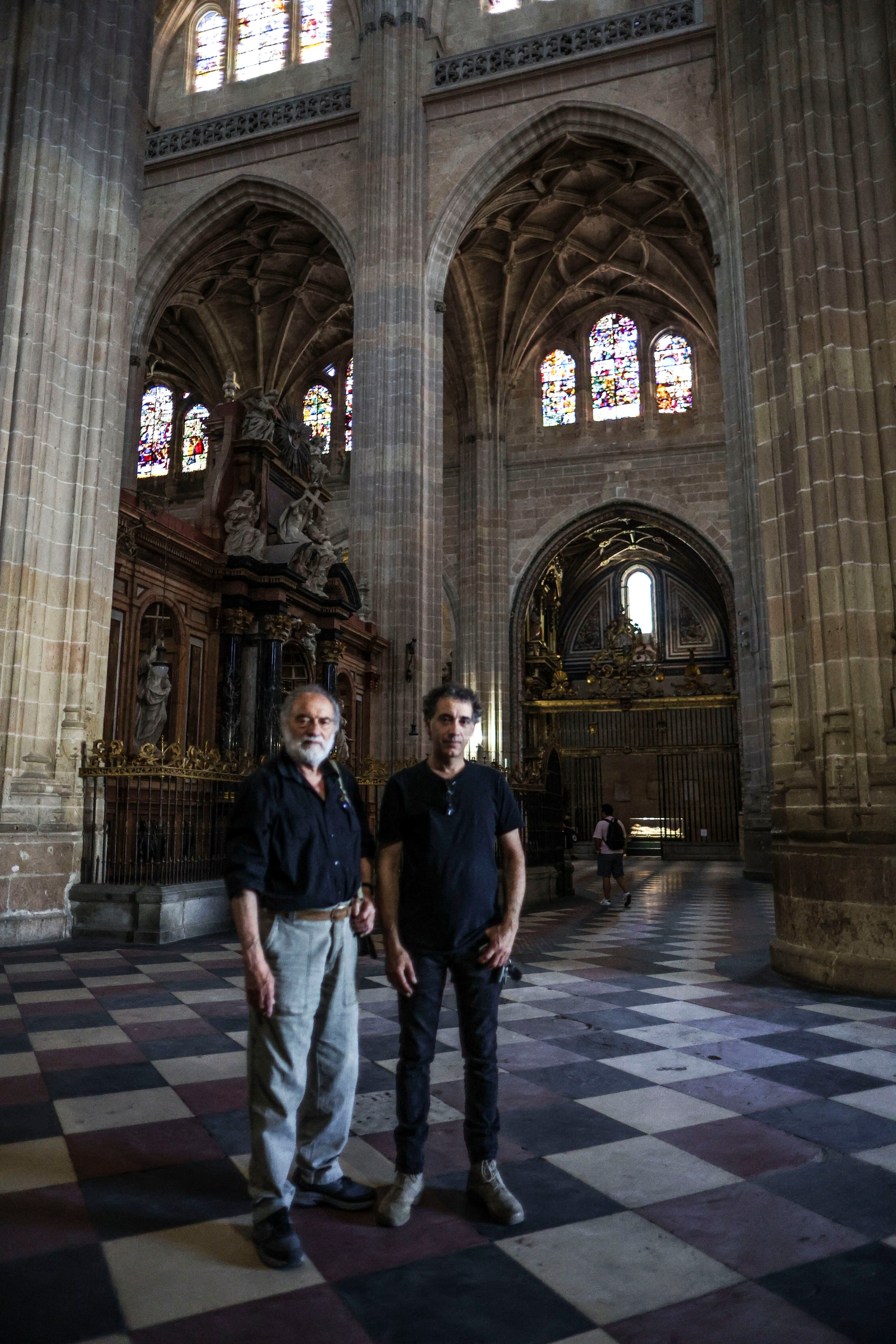 Carlos Muñoz de Pablos (izquierda) y su hijo Alfonso, en la catedral de Segovia, el lunes 14 de agosto.