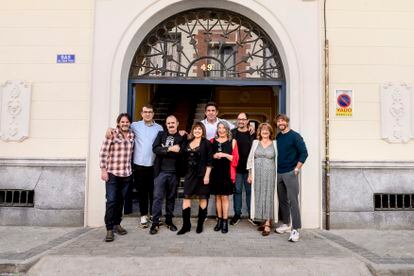 Los actores de la decimotercera temporada de 'La que se avecina', delante del portal del nuevo edificio Contubernio 49, el pasado 4 de octubre en los nuevos platós de la serie.