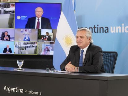 El presidente argentino, Alberto Fernández, en videoconferencia con su par ruso, Vladimir Putin, este viernes.