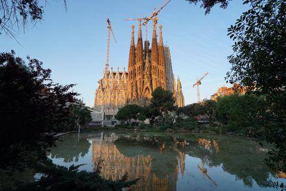 Tras restaurar la Torre de San Felipe en la Fachada de la Pasión, recubriendo con gres esmaltado y cristal veneciano y piedra, se ha empezado a restaurar la Fachada del Nacimiento, que es la más antigua. Esta fachada se tratará con las últimas técnicas (escáner, fotogrametría, escaladores, grúas con cámaras) y se mantendrá al menos dos años tapada por diferentes andamios. Los encargados de la construcción, con Jordi Faulí como arquitecto director desde 2012, han seguido las ideas de Gaudí, reconstruyendo en la medida de lo posible sus maquetas. En el año 2022, se iniciará la sacristía.