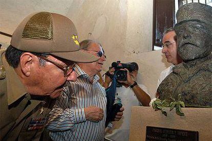 El jefe del Ejército cubano, Raúl Castro, observa el busto del almirante Pascual Cervera.