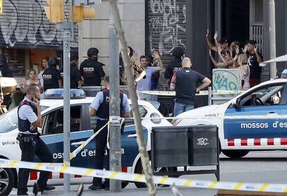 Desplegament policial al lloc de l'atemptat dijous a la Rambla de Barcelona.