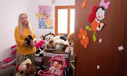 Olga Anikina, con juguetes de sus hijos, en septiembre en su casa de Pinoso (Alicant).