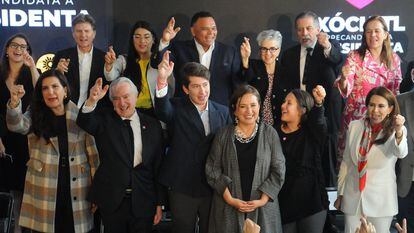 Xóchitl Gálvez con algunos de los integrantes de su equipo de campaña, el 5 de diciembre en Ciudad de México.