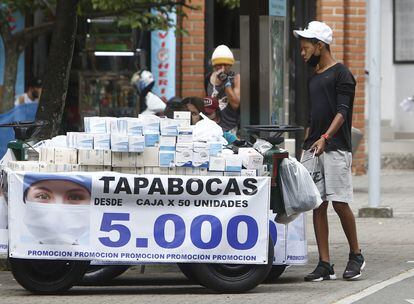 Un joven vende tapabocas en las calles de Medellín
