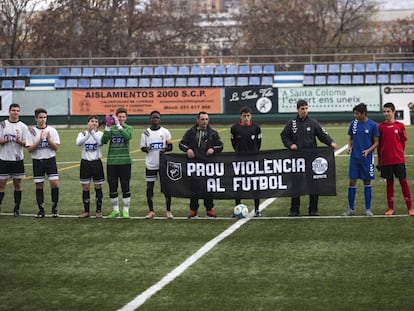 Una bandera contra la violencia al campo del Santa Coloma.