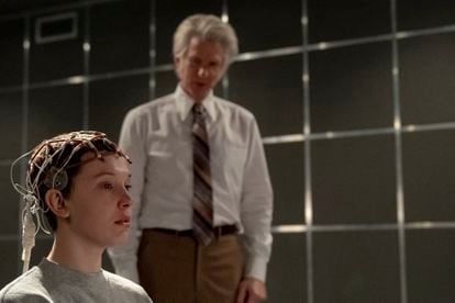 Millie Bobby Brown y Matthew Modine, en una imagen de la cuarta temporada de 'Stranger Things'.