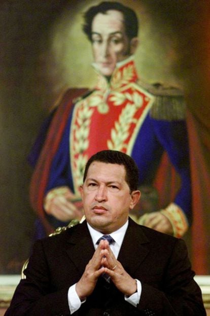 El presidente de Venezuela, Hugo Chávez, junto a una pintura de Simón Bolívar en el palacio presidencial de Miraflores en Caracas.