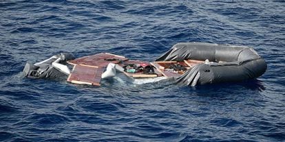 Una zódiac inutilizada tras ser interceptada por Libia este martes.
