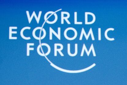 Las sombras de los participantes en un debate del Foro Económico Mundial de Davos celebrado el miércoles se proyectan en una pared.