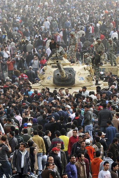 Tanques del Ejército egipcio se abren paso entre los manifestantes en el centro de El Cairo.