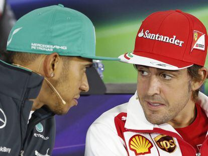 Alonso charla con Hamilton en Shanghái.