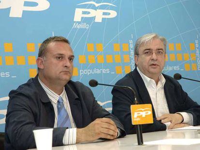 Javier Lence (izquierda) y el presidente del PP de Melilla, Arturo Esteban, el pasado 14 de abril.