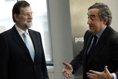Mariano Rajoy conversa ayer en su despacho con el presidente de la CEOE, Juan Rosell.