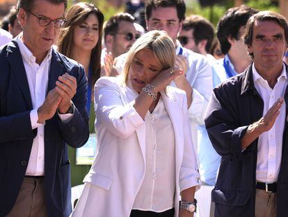 Marimar Blanco entre el presidente del PP, Alberto Núñez Feijóo, y el expresidente José María Aznar, este sábado durante el homenaje del PP a Miguel Ángel Blanco.