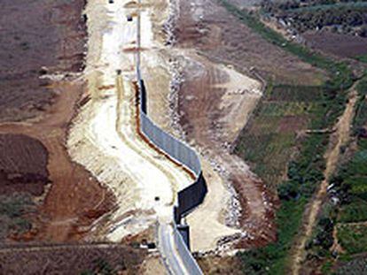 Vista aérea de la construcción de uno de los tramos del muro de separación entre Israel y Palestina.