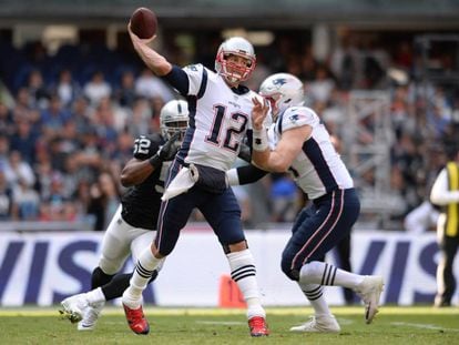 Brady durante el partido contra Raiders. 