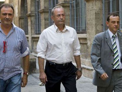Los fiscales anticorrupción de Baleares Pedro Horrach y Miguel Ángel Subirán, junto al juez José Castro (centro), en una imagen de archivo.