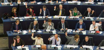 Delegados asisten y votan en un pleno en el Parlamento Europeo.