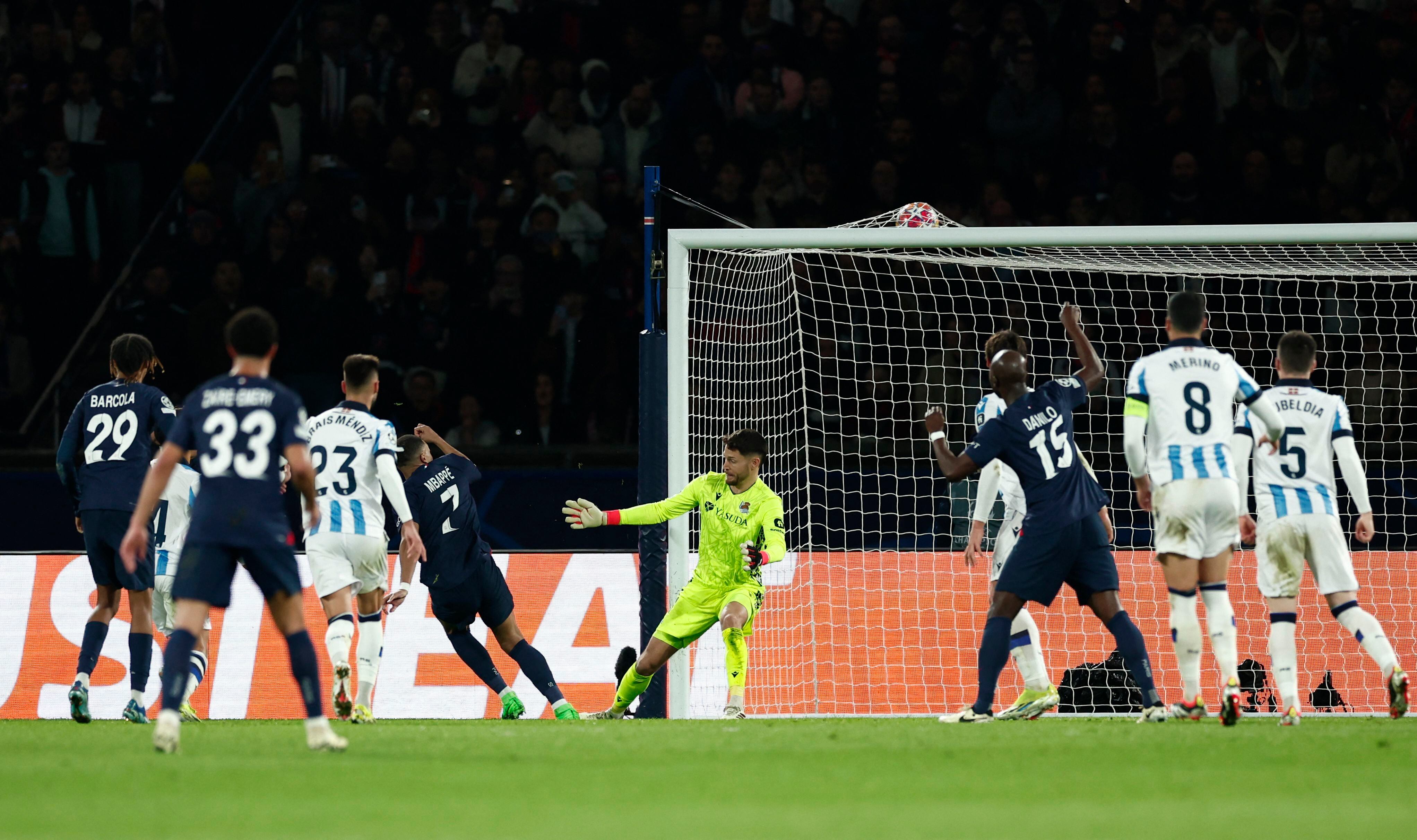 Mbappé marcando ante la Real Sociedad tras un tiro de esquina.