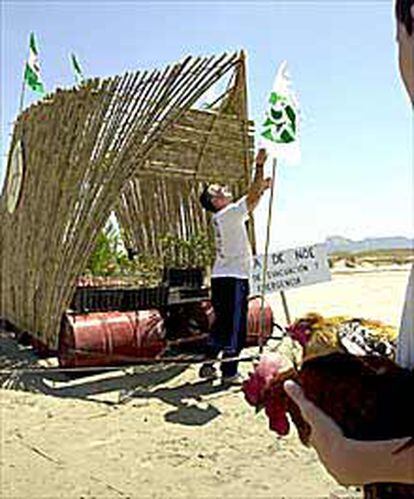 Miembros de Verdemar preparando la balsa para el acto de hoy