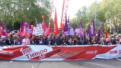Cabecera de la manifestación del 1 de Mayo en Madrid con banderas y pancartas por la igualdad entre hombres y mujeres.
 
 