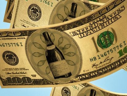 El vino Romanée-Conti de 1945, en este collage metido en un billete de cien dólares, fue vendido en 2018 a un precio desorbitado: dos botellas, un millón de dólares.