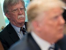 El exconsejero de Seguridad Nacional John Bolton junto al presidente Donald Trump, en una foto de archivo. En vídeo, Trump y el fiscal general de EE UU comentan la publicación del libro.