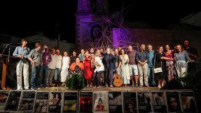 Foto de familia del acto de homenaje a Almudena Grandes, en Rota, Cádiz.