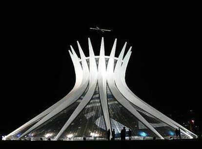 Catedral de Brasilia, de Niemeyer, inaugurada en 1960.