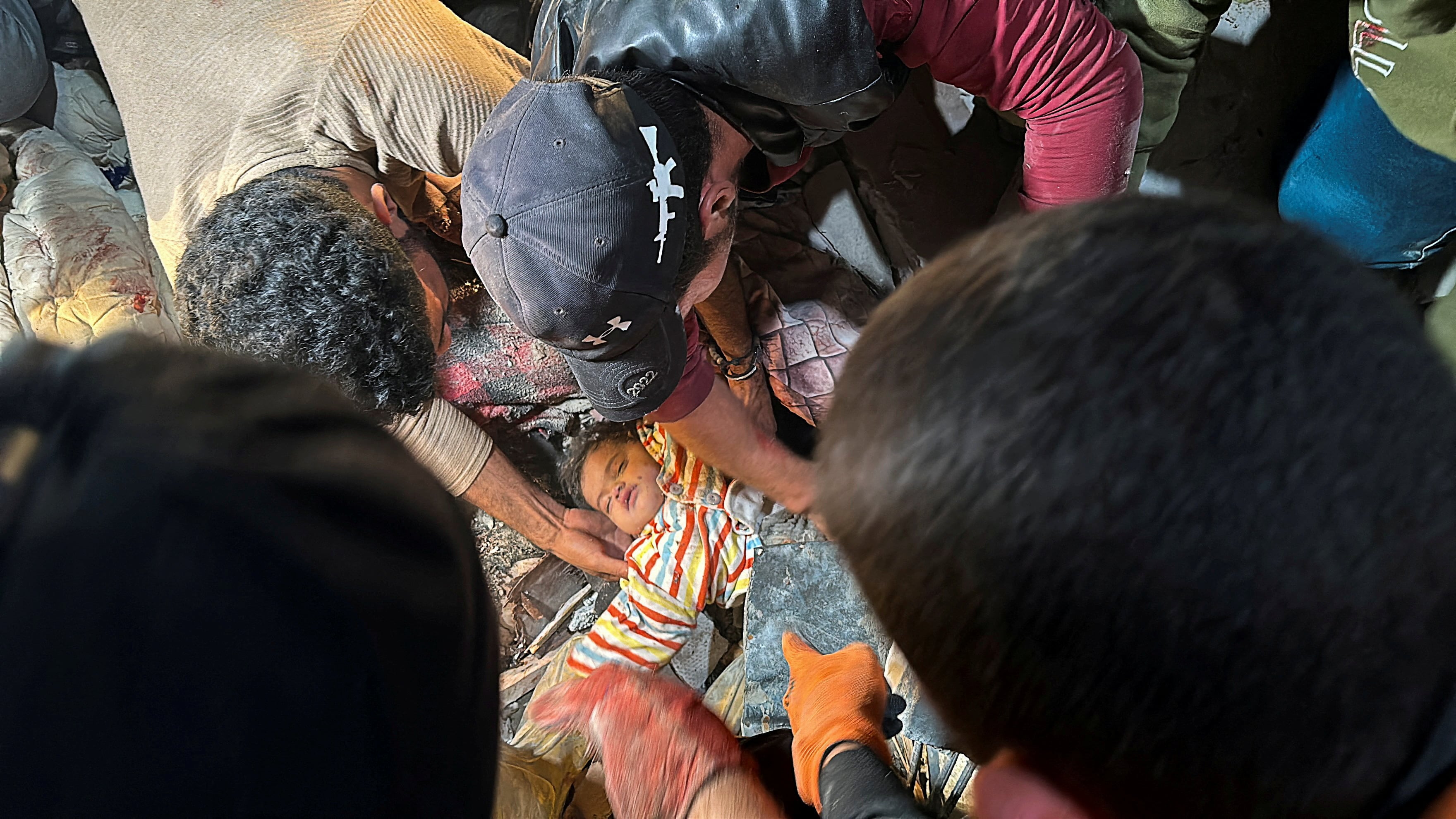 Los equipos de rescate sacan a un niño de los escombros de una vivienda en Rafah, al sur de la franja de Gaza.