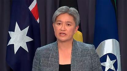 La ministra australiana de Exteriores, Penny Wong, en la rueda de prensa de anuncio de la retirada del reconocimiento de Jerusalén oeste como capital de Israel, este martes en Canberra.