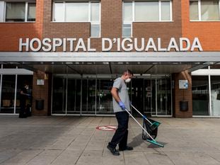 Exterior del Hospital de Igualada, uno de los epicentros del brote del Covid-19 en esa ciudad.