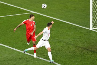Aleksandar Mitrovic marca el primer gol para Serbia durante el partido del Grupo E frente a Suiza.