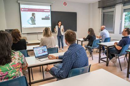Clase del Máster en Economía Circular en la Universidad de La Rioja, uno de los cuatro centros organizadores del programa.