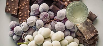 Uvas heladas, chocolate y grappa: un postre estupendo con cero esfuerzo