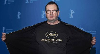 El director Lars von Trier, en el festival de Berlín en 2014, muestra una camiseta donde se lee que fue declarado persona non grata en Cannes. .