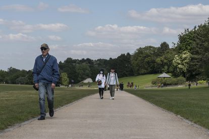 Varias personas pasean en un parque en La Courneuve, cerca de París (Francia), el 14 de mayo.