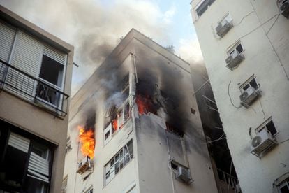 Un edificio de viviendas en llamas en la ciudad de Tel Aviv, tras el ataque palestino del sábado. 
